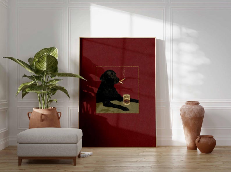 Puede incluir: Una impresi&oacute;n art&iacute;stica enmarcada que presenta un perro negro con un cigarrillo y un vaso de whisky. La obra de arte tiene un fondo rojo con un marco dorado. El perro est&aacute; tumbado sobre una superficie verde.
