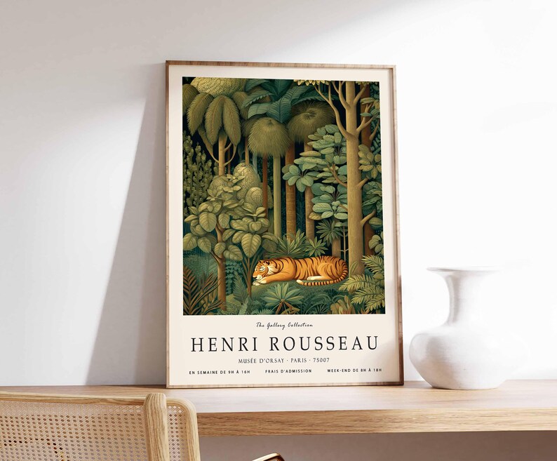 Puede incluir: Impresi&oacute;n art&iacute;stica enmarcada que representa una escena de la jungla con un tigre descansando entre un exuberante follaje verde. La obra de arte, de Henri Rousseau, incluye texto en la parte inferior. El marco es de color marr&oacute;n claro.