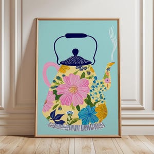 Può includere: Stampa artistica incorniciata di una teiera floreale. La teiera è gialla con fiori rosa, blu e gialli. Ha un manico e un coperchio blu e un manico rosa. Il vapore sale dal beccuccio su uno sfondo azzurro.