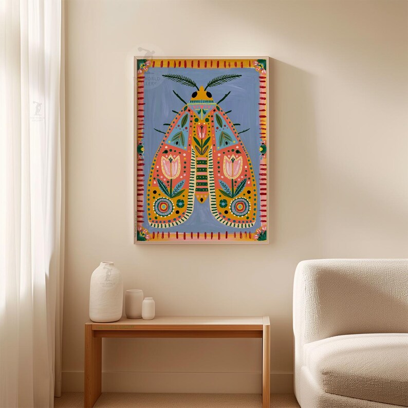 Pode incluir: Uma impress&atilde;o de arte emoldurada com um design de tra&ccedil;a colorido. A tra&ccedil;a tem um fundo azul com detalhes em rosa, amarelo e laranja. A obra de arte &eacute; exibida em uma parede clara, acima de uma mesa de madeira.