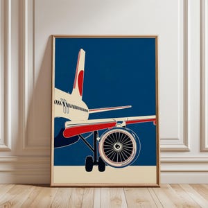 Könnte beinhalten: Gerahmter Kunstdruck mit einer stilisierten Illustration eines Flugzeugs. Das Kunstwerk zeigt das Heck des Flugzeugs mit roten und weißen Akzenten vor einem tiefblauen Hintergrund. Triebwerk und Fahrwerk des Flugzeugs sind sichtbar.