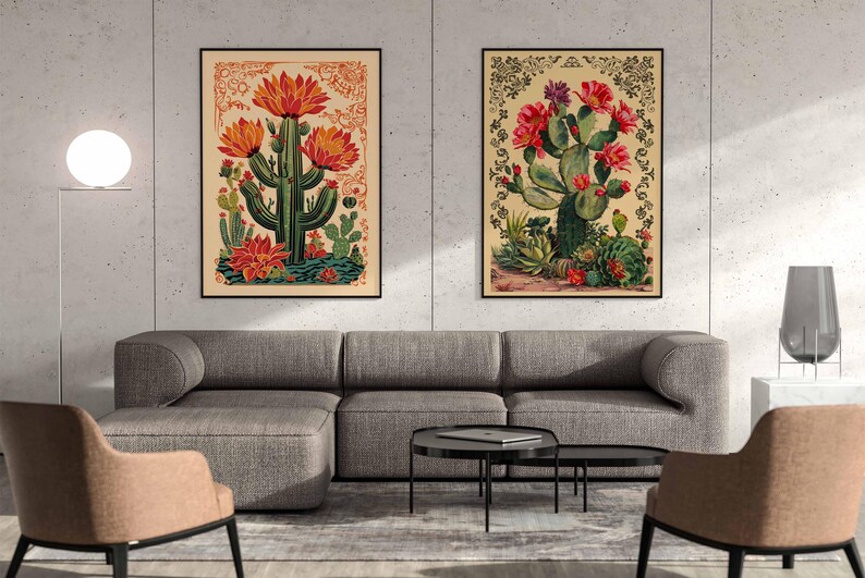 Op de afbeelding: Twee vintage botanische illustraties van cactussen met rode bloemen. De illustraties zijn in zwart ingelijst en worden weergegeven op een muur boven een grijze bank.