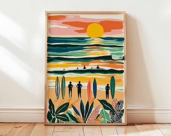 以下が含まれることがあります： 夕焼け時のビーチの風景を描いた、額入りのアートプリント。黄色い太陽、カラフルな海の波、サーファー、サーフボードが特徴です。熱帯植物がプリントの下部を縁取り、背景には木の床と白い壁があります。