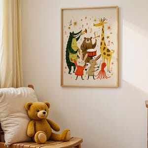 Peut inclure: Une affiche encadr&eacute;e repr&eacute;sentant un groupe d'animaux jouant de la musique. L'illustration comprend un crocodile, un ours, une girafe, un lapin, une souris et une pieuvre. L'&oelig;uvre est dans un cadre en bois clair et est accroch&eacute;e &agrave; un mur blanc.