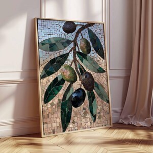 Puede incluir: Una obra de arte en mosaico enmarcada que representa una rama de olivo con hojas verdes y aceitunas oscuras. El mosaico est&aacute; compuesto por peque&ntilde;as baldosas cuadradas en tonos verdes, marrones y azules. La obra se exhibe contra una pared blanca y un suelo de madera.