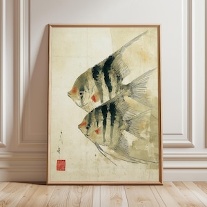 K&ouml;nnte beinhalten: Gerahmter Kunstdruck mit zwei stilisierten Fischen mit schwarz-wei&szlig;en Streifen, roten Akzenten und langen Flossen. Das Kunstwerk hat eine Vintage-&Auml;sthetik mit beigem Hintergrund und Holzrahmen. Der Druck enth&auml;lt japanische Schriftzeichen und ein rotes Siegel.