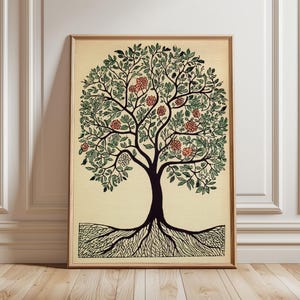 Op de afbeelding: Een ingelijste kunstdruk met een gestileerde boomillustratie. De boom heeft een donkerbruine stam en takken, met groene bladeren en rode bloemen. De wortels zijn zichtbaar aan de basis. De achtergrond is lichtbeige.