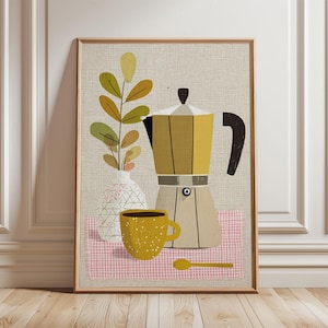 Può includere: Stampa artistica incorniciata con una natura morta con caffettiera, tazza e cucchiaio. La caffettiera è gialla e beige, con un manico nero. Una tazza gialla con macchie bianche è accanto. Un vaso con una pianta e una tovaglia a scacchi rosa completano la scena.