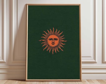 Może przedstawiać: Oprawiony wydruk artystyczny z ilustracją vintage słońca. Pomarańczowe słońce z twarzą i szczegółowymi promieniami na tle ciemnozielonej, teksturowanej powierzchni. Grafika w drewnianej ramie, idealna do dekoracji ścian.