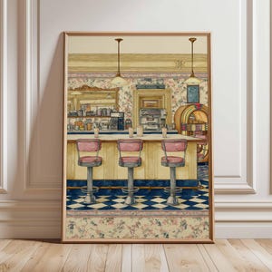 Peut inclure: Impression d'aquarelle d'une scène de restaurant. L'œuvre présente un bar avec trois tabourets roses, un juke-box et un sol en damier. Les murs sont décorés de papier peint floral et des lampes pendent au-dessus du bar.