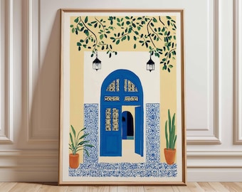 Puede incluir: Una impresión artística enmarcada que representa una puerta arqueada azul con detalles intrincados, flanqueada por paredes de azulejos azules y blancos y plantas en macetas. La obra de arte presenta un fondo crema, follaje verde y faroles colgantes, creando una escena vibrante.