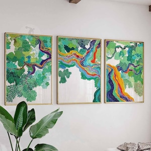 Könnte beinhalten: Dreiteiliges Set gerahmter Kunstdrucke mit farbenfrohen abstrakten Baum- und Flussmotiven. Die Kunstwerke zeigen lebendiges grünes Laub und Flüsse in Blau-, Orange- und Lilatönen. Die Rahmen haben eine goldene Oberfläche.