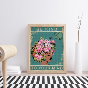 Pu&ograve; includere: Un poster turchese con una donna nera con fiori che le crescono dall'afro. Il poster dice "Sii gentile con la tua mente" e ha un annaffiatoio che annaffia i fiori.