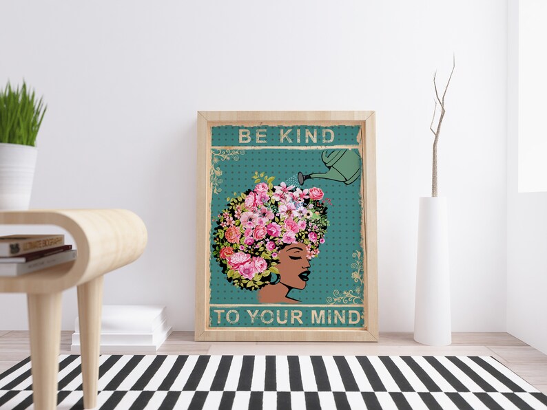 Pu&ograve; includere: Un poster turchese con una donna nera con fiori che le crescono dall'afro. Il poster dice "Sii gentile con la tua mente" e ha un annaffiatoio che annaffia i fiori.