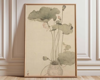 Op de afbeelding: Een ingelijste botanische prent met een aquarel illustratie van lotusbloemen en bladeren. Het kunstwerk toont een vaas met lange stelen, grote groene bladeren en delicate roze en witte lotusbloesems. De prent zit in een houten lijst.