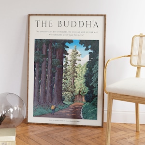 Op de afbeelding: Een ingelijste print van een Japanse houtsnede die een weg door een bos met hoge bomen toont. De print is getiteld "Road to Nikko (1930) by Hakuju Yamakawa" en bevat de quote "Niemand redt ons behalve onszelf. Niemand kan en niemand mag. We moeten zelf de weg bewandelen."
