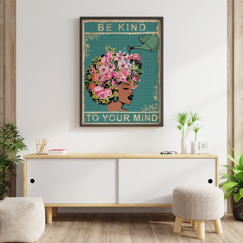 Pu&ograve; includere: Un poster blu-verde con pois bianchi presenta una donna nera con la testa piena di fiori rosa e bianchi. Un annaffiatoio verde sta annaffiando i fiori. Il testo sul poster dice "Be Kind To Your Mind".