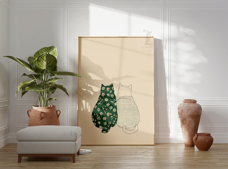 Puede incluir: Un gran cuadro enmarcado con dos figuras de gatos estilizados. Un gato est&aacute; adornado con un estampado floral verde, el otro con un dise&ntilde;o de cuadros. La obra de arte est&aacute; sobre un fondo beige, con una est&eacute;tica minimalista. La impresi&oacute;n se muestra en una habitaci&oacute;n.