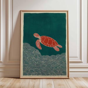 Puede incluir: Lámina artística enmarcada que representa una tortuga marina roja nadando sobre olas estilizadas. La tortuga tiene un caparazón y aletas texturizadas, sobre un fondo verde oscuro. Las olas están representadas en color crema.