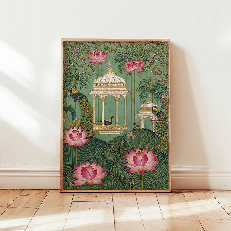 Pu&ograve; includere: Una stampa artistica incorniciata raffigurante una serena scena di giardino. L'opera d'arte mostra un pavone, fiori di loto e padiglioni ornati su uno sfondo verde acqua. La stampa ha una cornice in legno ed &egrave; esposta su un pavimento in legno.