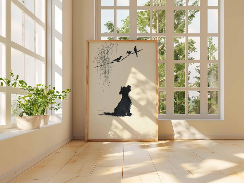 K&ouml;nnte beinhalten: Ein gerahmter Kunstdruck mit einer schwarzen Silhouette eines Hundes, der zu V&ouml;geln auf einem Ast aufblickt. Das Kunstwerk hat einen cremefarbenen Hintergrund und einen Holzrahmen. Die Szene wird von nat&uuml;rlichem Licht von einem nahegelegenen Fenster beleuchtet.