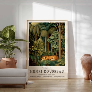 Puede incluir: Una impresi&oacute;n art&iacute;stica enmarcada con la escena de la jungla de Henri Rousseau con un tigre. La obra de arte se exhibe en una habitaci&oacute;n con una planta en maceta, un reposapi&eacute;s y jarrones decorativos. La impresi&oacute;n tiene un borde beige y texto en la parte inferior.
