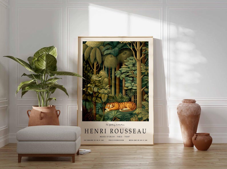 Puede incluir: Una impresi&oacute;n art&iacute;stica enmarcada con la escena de la jungla de Henri Rousseau con un tigre. La obra de arte se exhibe en una habitaci&oacute;n con una planta en maceta, un reposapi&eacute;s y jarrones decorativos. La impresi&oacute;n tiene un borde beige y texto en la parte inferior.