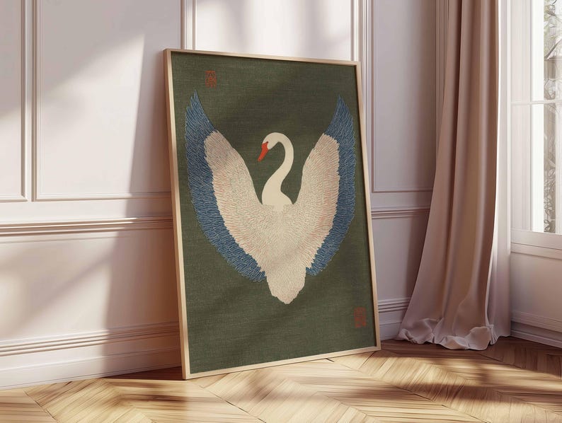 Pode incluir: Impress&atilde;o art&iacute;stica emoldurada com um cisne com as asas abertas. O cisne tem penas brancas com pontas das asas azuis e um bico vermelho, contra um fundo verde escuro. A obra de arte est&aacute; numa moldura de madeira e encostada a uma parede branca.