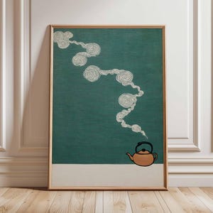 Può includere: Stampa artistica incorniciata con sfondo verde acqua e bordo bianco e beige. Una teiera marrone con manico e beccuccio neri si trova in basso a destra, con vapore bianco a spirale. L'opera è in una cornice di legno.
