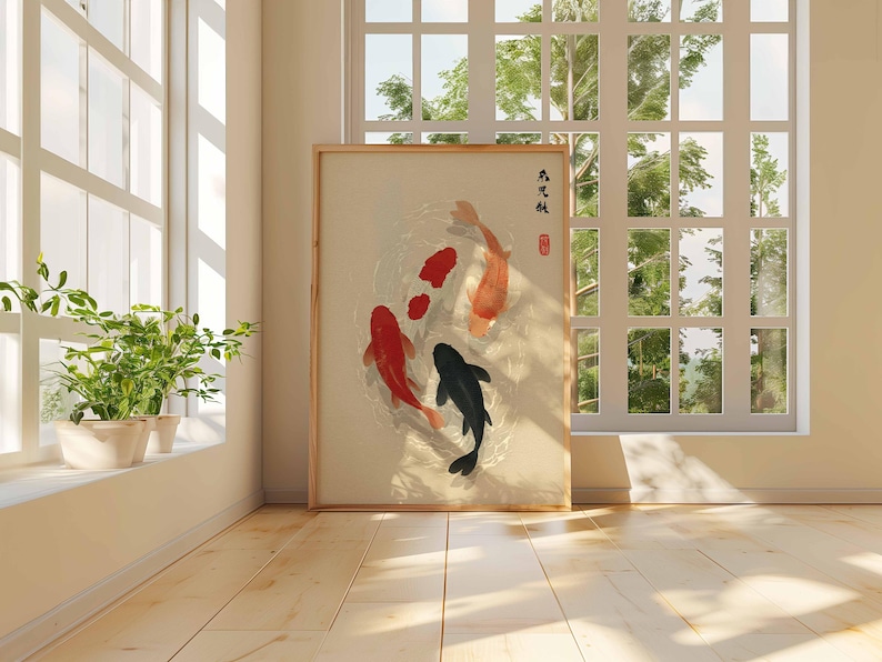 Puede incluir: Una obra de arte enmarcada que representa una escena de estanque de carpas koi con tres carpas koi rojas, naranjas y negras. La obra de arte se exhibe en una habitaci&oacute;n con una ventana y luz natural. La obra de arte tiene caracteres japoneses.