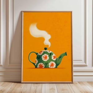 Puede incluir: Una impresión artística enmarcada que presenta una tetera verde con diseños florales blancos y naranjas. El vapor blanco sale de la tetera sobre un fondo naranja vibrante. La obra de arte está enmarcada en madera.