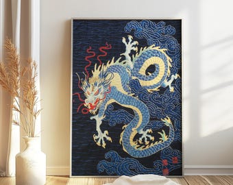 Puede incluir: Un dragón azul y dorado con detalles rojos se representa en un estilo japonés tradicional sobre un fondo azul oscuro. El dragón está rodeado de nubes y olas que se arremolinan.