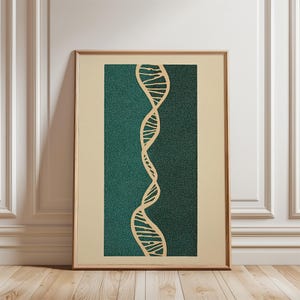Könnte beinhalten: Gerahmter Druck mit einem beigen DNA-Doppelhelix-Design auf dunkelgrünem Hintergrund. Das Kunstwerk befindet sich in einer rechteckigen grünen Form, die von einem beigen Rand und einem Holzrahmen umgeben ist. Vertikale Komposition.