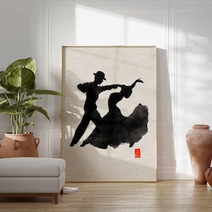 K&ouml;nnte beinhalten: Ein gerahmtes Kunstwerk zeigt eine schwarze Silhouette eines tanzenden Paares. Das Kunstwerk ist vor einem neutralen Hintergrund mit einem kleinen roten Quadrat platziert. Die Szene weckt ein Gef&uuml;hl von Bewegung und Romantik.