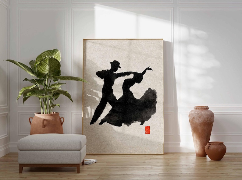 K&ouml;nnte beinhalten: Ein gerahmtes Kunstwerk zeigt eine schwarze Silhouette eines tanzenden Paares. Das Kunstwerk ist vor einem neutralen Hintergrund mit einem kleinen roten Quadrat platziert. Die Szene weckt ein Gef&uuml;hl von Bewegung und Romantik.