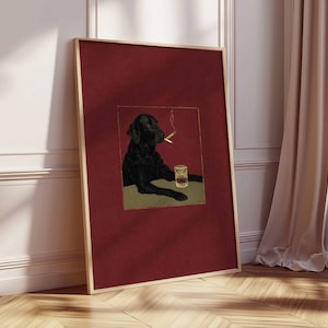 Puede incluir: Impresi&oacute;n art&iacute;stica enmarcada que presenta un Labrador Retriever negro con un cigarrillo encendido y un vaso de whisky. La obra de arte est&aacute; ambientada sobre un fondo rojo oscuro con un marco dorado. El perro se muestra en una pose relajada.