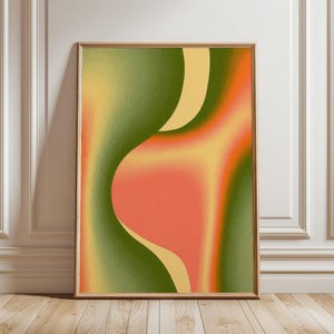 Op de afbeelding: Een rechthoekige wandkunstprint in een houten lijst met een abstracte compositie van vloeiende, gradiëntvormen in tinten bosgroen, zacht perzik en lichtgeel met een korrelige, getextureerde afwerking over het hele ontwerp.