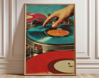 Puede incluir: Una impresión artística enmarcada que presenta una ilustración de estilo vintage de un tocadiscos de DJ. La obra de arte muestra una mano tocando un disco de vinilo turquesa, con otros discos en rojo y rosa. El fondo es azul texturizado, creando una estética retro.