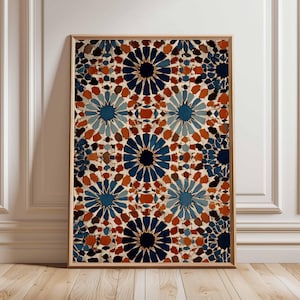 Könnte beinhalten: Gerahmtes Kunstwerk mit einem geometrischen Muster in Blau-, Orange- und Brauntönen. Das Design umfasst sternförmige Formen und aufwendige Details vor einem cremefarbenen Hintergrund. Das Kunstwerk ist in einem Holzrahmen ausgestellt.