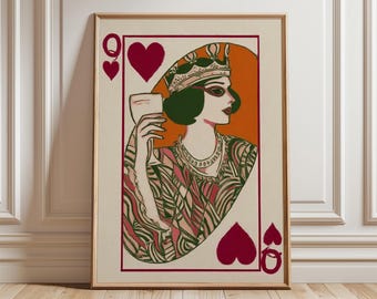Puede incluir: Una impresión artística enmarcada con la carta de la Reina de Corazones. La ilustración muestra a una mujer con corona y gafas de sol sosteniendo una copa de vino. La paleta de colores incluye rojo, verde, naranja y rosa.