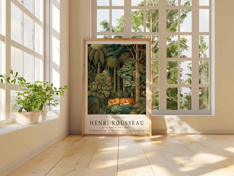 Puede incluir: Una impresi&oacute;n art&iacute;stica enmarcada de "El Sue&ntilde;o" de Henri Rousseau, que muestra un tigre en un bosque verde. La impresi&oacute;n se exhibe en una habitaci&oacute;n luminosa con una ventana y plantas en macetas.