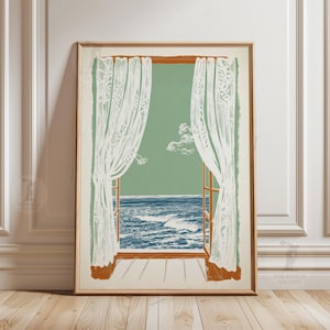 Könnte beinhalten: Ein gerahmter Druck zeigt ein offenes Fenster mit Blick auf das Meer. Weiße Spitzengardinen rahmen die braunen Fensterrahmen ein. Das Meer ist blau, der Himmel grün, was einen Vintage-Look erzeugt.