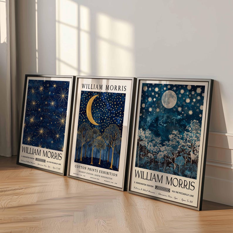 Op de afbeelding: Drie ingelijste prints met een blauw en gouden sterrenhemelontwerp. De prints bevatten de tekst "William Morris" en de woorden "Cotton Prints Exhibition" en "1. Kensington Station via the Piccadilly Line".