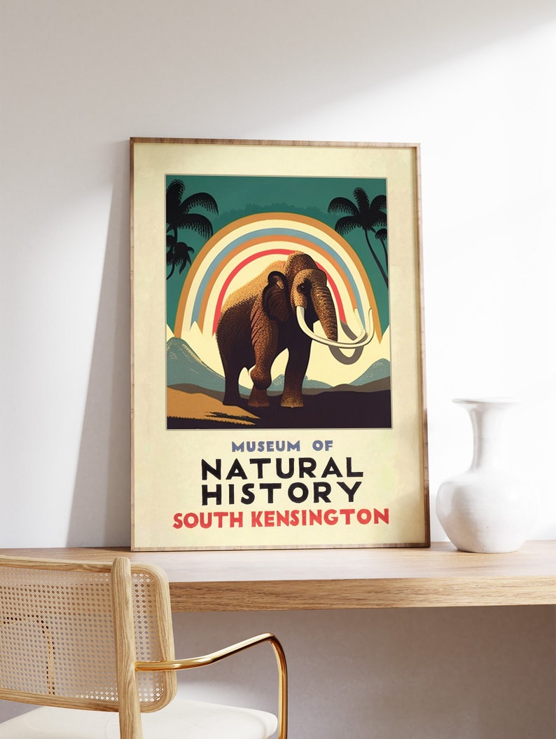 Puede incluir: Un p&oacute;ster de estilo vintage que anuncia el Museo de Historia Natural de South Kensington, Londres. El p&oacute;ster presenta una ilustraci&oacute;n colorida de un mamut de pie en un paisaje con palmeras y un arco&iacute;ris.