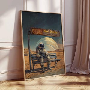 Op de afbeelding: Een digitale kunstprint van een astronaut die op een bankje in een woestijnlandschap zit. De astronaut draagt een wit ruimtepak met een blauwe vizier. Het bankje is gemaakt van hout en heeft een metalen frame. De achtergrond is een sterrenhemel met een grote planeet in de verte. Het bord boven het bankje luidt "Volgende Shuttle, Shuttle Vertraagd".