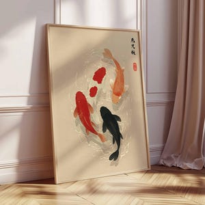 Puede incluir: Un cuadro enmarcado con una ilustraci&oacute;n japonesa de carpas koi. La obra muestra cuatro peces koi en rojo, naranja y negro, dispuestos en un dise&ntilde;o circular. La impresi&oacute;n est&aacute; en un marco de madera clara, apoyada contra una pared.