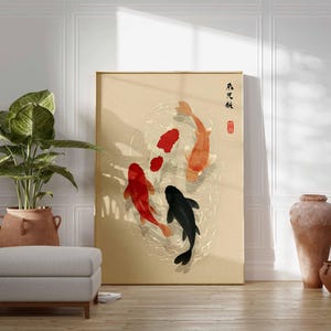 Puede incluir: Impresi&oacute;n en lienzo enmarcada con un dise&ntilde;o de peces koi de inspiraci&oacute;n asi&aacute;tica. La obra de arte muestra tres peces koi en tonos rojo, naranja y negro, nadando en un patr&oacute;n similar al agua. El fondo es de color beige claro y el marco es de madera natural.