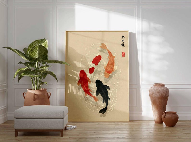 Puede incluir: Impresi&oacute;n en lienzo enmarcada con un dise&ntilde;o de peces koi de inspiraci&oacute;n asi&aacute;tica. La obra de arte muestra tres peces koi en tonos rojo, naranja y negro, nadando en un patr&oacute;n similar al agua. El fondo es de color beige claro y el marco es de madera natural.