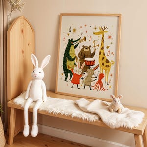 Peut inclure: Une affiche encadr&eacute;e avec une illustration fantaisiste d'un groupe d'animaux jouant des instruments. Un lapin en peluche blanc et une figurine de lapin sont pos&eacute;s sur un banc en bois avec un chemin de fausse fourrure. Un meuble en bois est en arri&egrave;re-plan.
