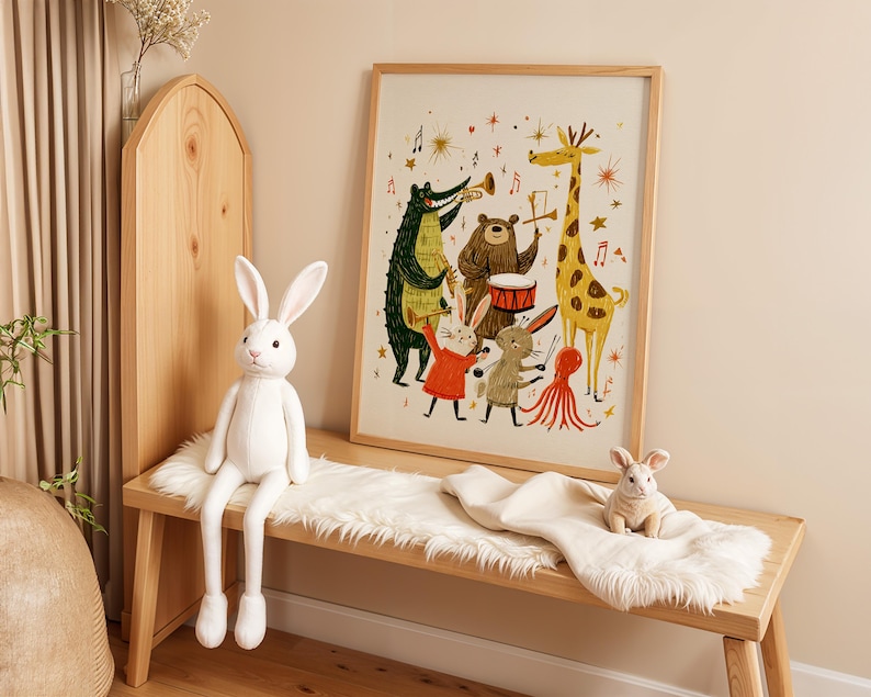 Peut inclure: Une affiche encadr&eacute;e avec une illustration fantaisiste d'un groupe d'animaux jouant des instruments. Un lapin en peluche blanc et une figurine de lapin sont pos&eacute;s sur un banc en bois avec un chemin de fausse fourrure. Un meuble en bois est en arri&egrave;re-plan.